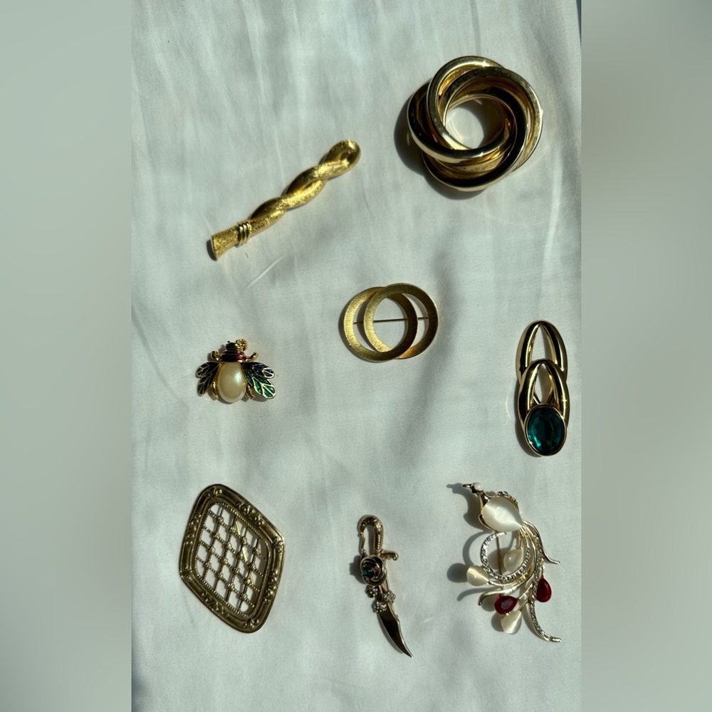 Lot of 8 vintage gold brooches!!
